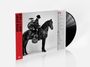 "Bryan Adams How's It Goin'" auf rotem Rand. Schwarz-weiße Aufnahme: Person auf Pferd, hält Gitarre, Trommel auf Rücken.