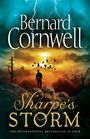 „Bernard Cornwell“ und „Sharpe's Storm“. Ein Blitz im Himmel, ein Mann vor stürmischer Landschaft und fliegenden Vögeln.