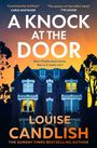 Titel: "A Knock at the Door" von Louise Candlish. Zwei Personen stehen im beleuchteten Fenster eines großen Hauses, Himmel bei Abenddämmerung.