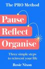 "The PRO Method: Pause, Reflect, Organise. Three simple steps to reinvent your life. Rosie Nixon." Text auf blauem Hintergrund.