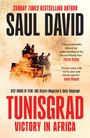 "SUNDAY TIMES BESTSELLING AUTHOR SAUL DAVID. TUNISGRAD: VICTORY IN AFRICA. Soldaten auf einem Fahrzeug in staubiger Landschaft."