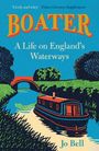"BOATER: A Life on England's Waterways" von Jo Bell. Illustration: Kanalboot auf Wasser, Brücke und Bäume im Hintergrund.