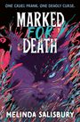 "One cruel prank. One deadly curse. Marked for Death. Melinda Salisbury." Illustration einer Katze mit bunten Spritzern.