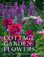 "Cottage Garden Flowers" in Weiß auf Blumenhintergrund, rot und rosa Blüten im Vordergrund, lilafarbene Blüten dahinter.