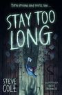 Text oben: "Turn around and you'll see... Stay Too Long". Unten: "Steve Cole", "Illustrated by Berat Pekmezci". Zeichnung eines Jungen auf Holzboden.