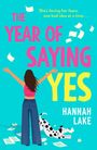 „The Year of Saying Yes“ in großen Buchstaben, darüber „She’s facing her fears, one bad idea at a time…“. Frau mit Hund.