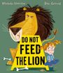 Text: „DO NOT FEED THE LION“. Illustration: Ein grimmiger Löwe hinter einem gelben Schild mit einem Mädchen daneben.