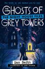 Text: "The truth no one wanted you to hear. THE GHOSTS OF GREY TOWERS. THE NIGHT HOUSE FILES. Dan Smith. Illustrated by Luke Brookes." 

Illustration: Dunkles, stürmisches Haus, Person im Eingang.