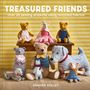 "Treasure Friends – Over 25 sewing projects using recycled fabrics" von Sandra Polley. Stofftiere auf gestreiftem Hintergrund.
