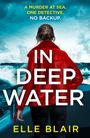 Eine Frau in roter Jacke auf einem Schiff. Text: "A MURDER AT SEA. ONE DETECTIVE. NO BACKUP." Buchtitel: "IN DEEP WATER". Autor: "ELLE BLAIR".