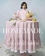 Texte: "HOMEMADE", "NARA AZIZA SMITH". Frau im rosa karierten Kleid, hält Flasche und hat einen Hahn auf dem Tisch.