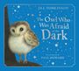 Buchtitel: "The Owl Who Was Afraid of the Dark", verfasst von Jill Tomlinson. Illustration einer Eule unter Sternenhimmel.
