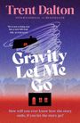 Titel: "Gravity Let Me Go" von Trent Dalton. Hintergrund: Haus vor lila-rotem Himmel, gedrehte Formen.