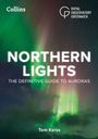 "NORTHERN LIGHTS: THE DEFINITIVE GUIDE TO AURORAS" von Tom Kerss. Hintergrund: Grüne Polarlichter am Nachthimmel.