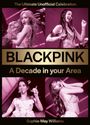 "The Ultimate Unofficial Celebration. BLACKPINK. A Decade in your Area. Sophie-May Williams." Vier Frauen in Konzertauftritten.