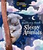 "National Geographic Kids", "The Bedtime Book of Sleepy Animals". Ein Koala schläft an einem Baum, umgeben von Wolken und Zzz.