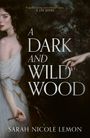 Text: "A Dark and Wild Wood" und "Sarah Nicole Lemon". Illustration einer Frau in einem weißen Kleid mit einem Schlüssel.