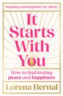 Text: "It Starts With You. How to find lasting peace and happiness. Lorena Bernal." Rote und goldene Schrift.