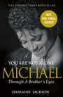 „THE SUNDAY TIMES BESTSELLER“, „YOU ARE NOT ALONE“, „MICHAEL“, „Through A Brother's Eyes“, „JERMAINE JACKSON“. Ein Mann lächelt.