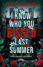 Der Text zeigt: „I KNOW WHO YOU KISSED LAST SUMMER“. Rote Rosen, grüne Blätter, Totenköpfe und Gebäude im Hintergrund.