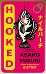 Text: "HOOKED", "ASAKO YUZUKI", "BUTTER", "Translated by Polly Barton". Illustration eines Fisches am Haken vor pinkem Hintergrund.