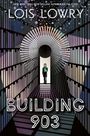 "LOIS LOWRY" und "BUILDING 903" stehen auf einer geometrischen Illustration mit einem Lichtkorridor und einer Person.