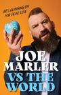Text oben: "HE'S CLINGING ON FOR DEAR LIFE". Darunter: "JOE MARLER VS THE WORLD". Ein Mann hält einen kleinen Globus in der Hand.