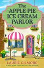 "The Apple Pie Ice Cream Parlor" Schriftzug; draußen Tische, Stühle, ein Fahrrad, Blumen und ein sich sonnender weißer Kater.