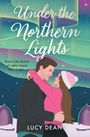 Titel: Under the Northern Lights. Untertitel: Even in the darkest of nights, hearts shine bright. Illustration: Paar vor Polarlichtern.