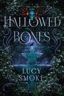 „HALLOWED BONES“ von „LUCY SMOKE“. Eine grüne, mystische Szene mit Totenkopf und Brunnen, umrahmt von Blumen.