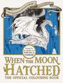 "WHEN THE MOON HATCHED" in Gold. Ein Drache vor einem Nachthimmel, gegenüber einer Person.