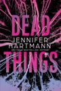 "DEAD THINGS" und "JENNIFER HARTMANN" in großen Buchstaben. Rosa und violette Baumzweige auf schwarzem Hintergrund.