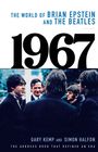 „The World of Brian Epstein and The Beatles“, „1967“, „Gary Kemp and Simon Halfon“. Vier Männer sprechen draußen.