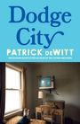 Text: "Dodge City", "Patrick deWitt", "THE BOOKER SHORTLISTED AUTHOR OF THE SISTERS BROTHERS".   
Ansicht eines Hotelzimmers mit altem Fernseher.