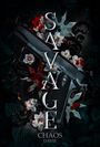Text: "SAVAGE CHAOS DAVIE". Zu sehen sind eine Pistole, Blumen und rot gefärbte Wurfsterne vor dunklem Hintergrund.