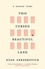 "A RUSSIAN STORY" oben, Titel: "THIS CURSED BEAUTIFUL LAND", Autor: "EVAN GERSHKOVICH", darunter eine Reihe kleiner roter Gitter.