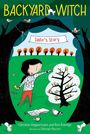 "Backyard Witch: Sadie's Story" ist in einer lebendigen Illustration dargestellt. Ein Mädchen neben einem Baum mit Vögeln.