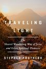 Text: "Traveling Light: The Shared Wandering Way of Jesus and Other Spiritual Pioneers. Stephen Prothero."  
Eine Berglandschaft bei Sonnenuntergang.