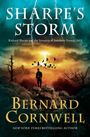 "SHARPE'S STORM" und "Bernard Cornwell" in großer Schrift, ein Soldat steht vor einem dramatischen Himmel mit Blitzen.
