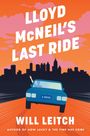 Text: "LLOYD MCNEIL'S LAST RIDE", "WILL LEITCH", "A NOVEL". Illustration eines blauen Autos vor einer Skyline bei Sonnenuntergang.