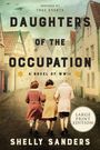 "Daughters of the Occupation", inspiriert von wahren Ereignissen. Drei Personen gehen Arm in Arm in einer alten Gasse.