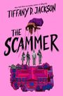 „Tiffany D. Jackson. The Scammer.“ Eine Hand lenkt wie Puppen vier Figuren vor einem großen, pinken Haus.