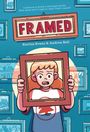 „A picture is worth a thousand words. How many will it take to clear Toby's name? FRAMED. Karina Evans & Andrea Bell.“  
Illustration eines erschrockenen Kindes, das einen Rahmen hält, umgeben von gerahmten Bildern.