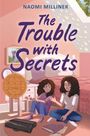 Texte: "NAOMI MILLINER", "The Trouble with Secrets", "ASSOCIATION OF JEWISH LIBRARIES". Zwei Mädchen sitzen in einem Zimmer.