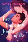"Two Thousand Hours of Us" in großer Schrift. Illustration von einem Paar in inniger Umarmung vor einem dunklen Hintergrund.