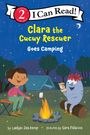 Text: "Clara the Cucuy Rescuer Goes Camping." Illustration: Ein Mädchen und eine Kreatur sitzen am Lagerfeuer mit Zelt im Hintergrund.