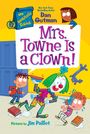 „Mrs. Towne Is a Clown!“ in großen, bunten Buchstaben. Ein Clown spritzt Wasser auf ein Kind.