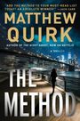 Text: MATTHEW QUIRK, THE METHOD, A THRILLER. Autor von THE NIGHT AGENT, jetzt auf Netflix. Hintergrund: Stadt bei Nacht, Person läuft.