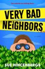 "VERY BAD NEIGHBORS" steht groß auf gelbem Band. Darunter schaut jemand mit Fernglas aus einem Gebüsch hervor.