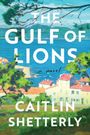 Text: "The Gulf of Lions, a novel, Caitlin Shetterly." Eine malerische Küstenlandschaft mit blauem Meer und roten Dächern.